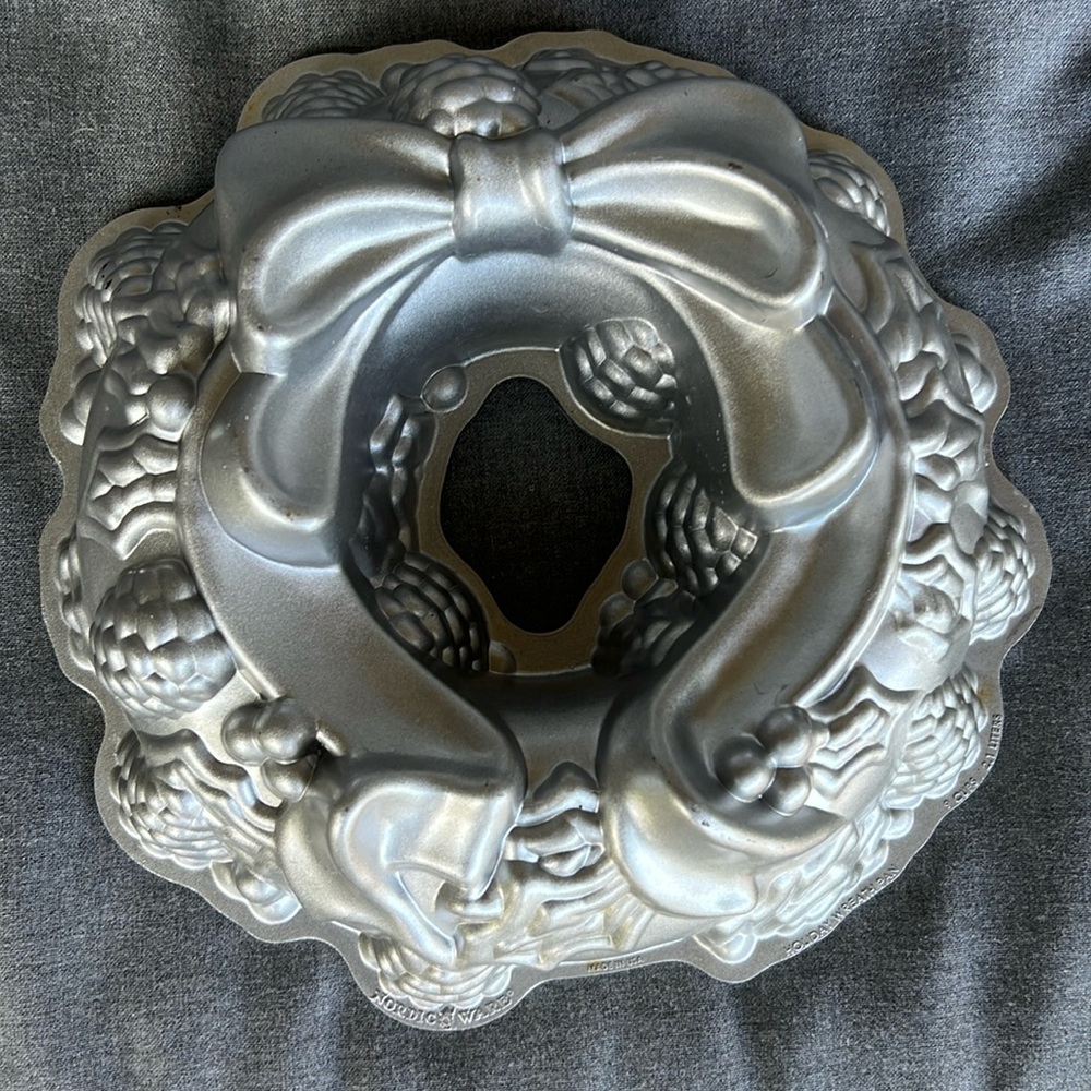 Nordic Ware Holiday Wreath Heavy Cast Aluminum Bundt Cake Pan USA